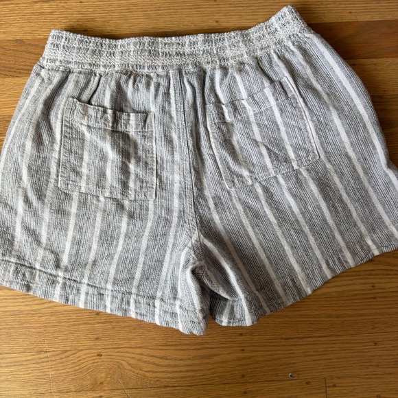 Briggs Womens Grey White Striped Linen Blend Smocked Waist Shorts Size M - Picture 2 of 4